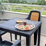 Sunny Retreat For Two شقة